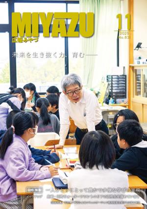 平田オリザ氏が小学６年生の児童５人に語り掛けている様子