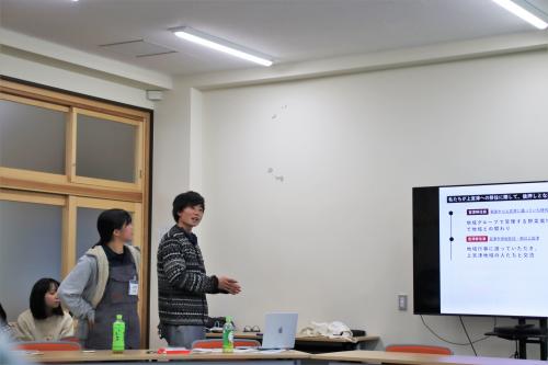 登壇者２人が話す様子