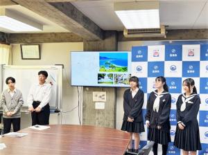 中学生４人がプレゼンテーションしている様子