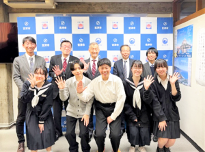 市長や職員、中学生５人和やかな雰囲気の記念撮影の様子