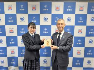 絵本を持つ市長と女子高校生