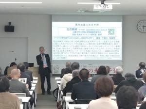 熱心に講演を聞くたくさんの市民の様子