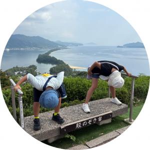 天橋立でまたのぞきをする2人の子ども
