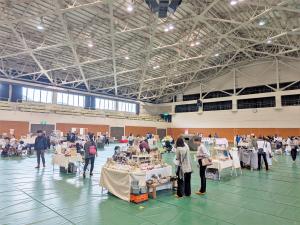 各ブースを見て回る来場者の様子