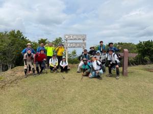 頂上で記念撮影をする登山者(約20名)