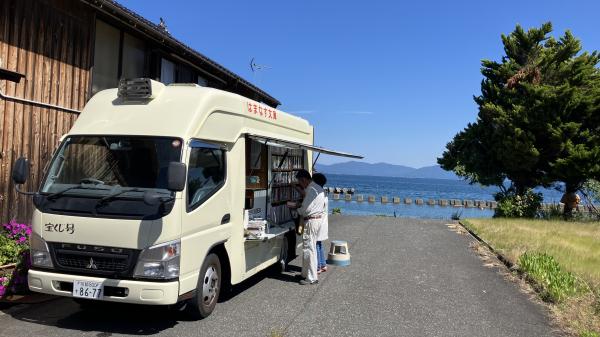 移動図書館車