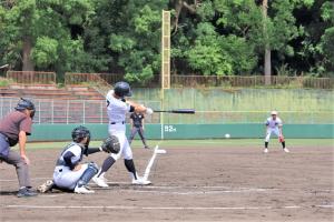 球場でのバッター、キャッチャー、審判など試合の様子