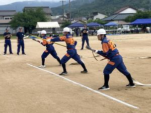 消防用ホースの操法を披露する様子