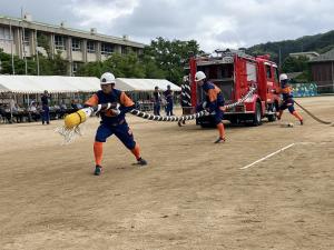 消防車から器具を出す様子