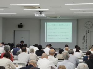 熱心に講師の話を聞く大勢の人たち