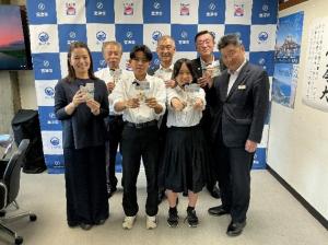 市長、関連企業の方、企画した宮津中学校の生徒たちが商品を手にアピールしている様子