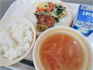 トレーにキッシュとサラダの一皿、ごはん、スープ、牛乳の写真