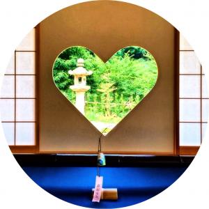 ハート形の窓から庭が見えている様子