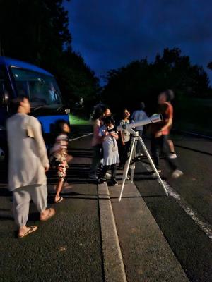 夜空を観測する子供の様子