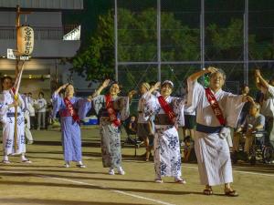 ゆかたを着て踊る市民5,6名の様子