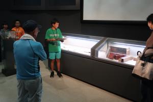 展示解説をする小学生と解説を聞く男性