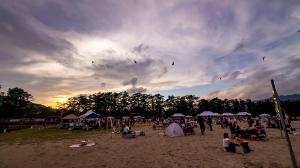 天橋立の砂浜に多くの人がいる様子
