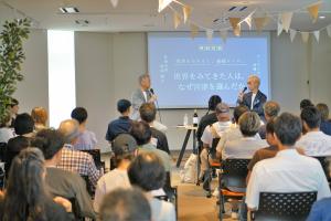 多くの観覧者の前で河原氏と城﨑市長が対談する様子