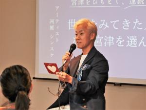 河原氏が話す様子