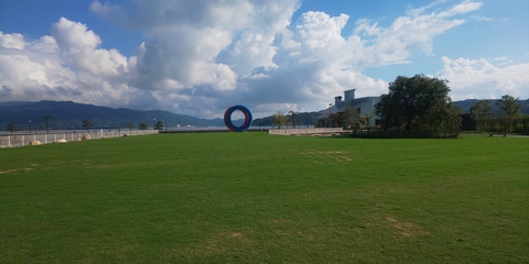 芝生の広がった島崎公園
