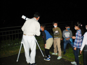 望遠鏡をのぞく参加者