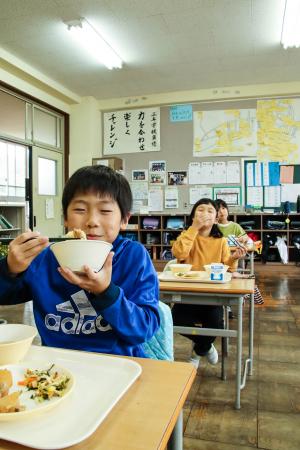 給食をほおばる生徒