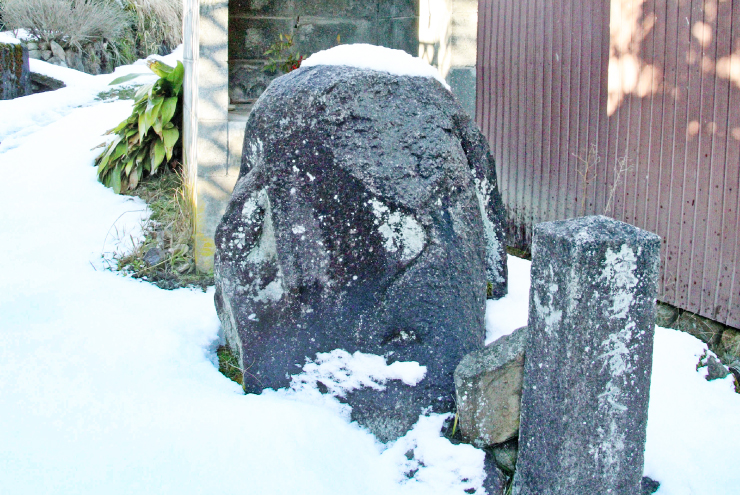 鬼の爪痕が残る岩