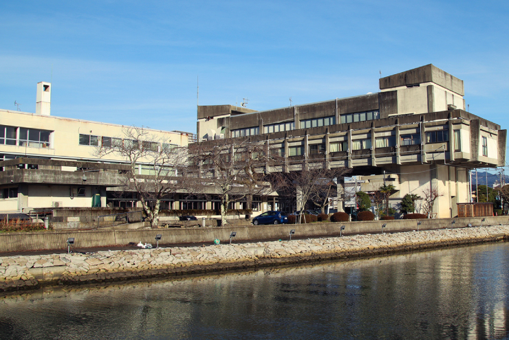 大手川を挟んだ宮津市役所本館