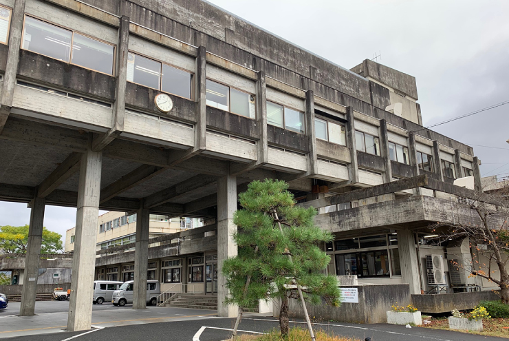 宮津市役所本館ピロティ