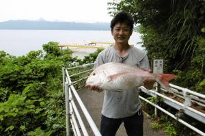 令和3年7月3日京都大山崎町の江高恵一さんが鯛ラバ仕掛けで67㎝の真鯛を釣り上げた