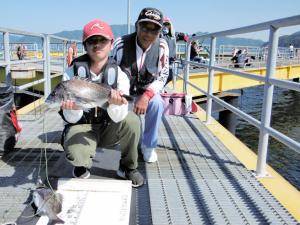 2022年5月29日に海洋つり場で釣れた魚チヌと釣った高木さんの写真
