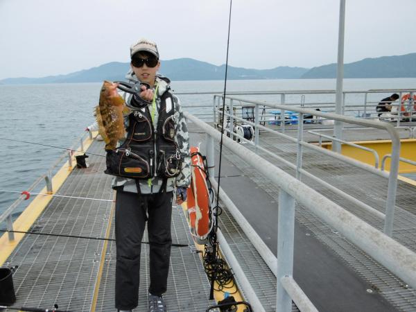 2022年6月5日宮津市海洋釣り場で紺谷さんが釣った32センチのアコウの写真