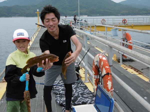 2022年6月5日宮津市海洋釣り場で、神戸市の辻村さん親子が釣った39センチのアコウの写真