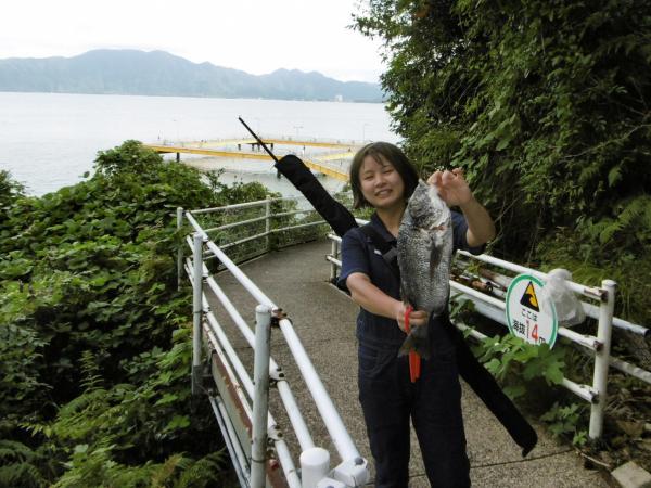 2022年9月10日に宮津市海洋つり場で尼崎市のユウキさんが釣った43センチのチヌの写真
