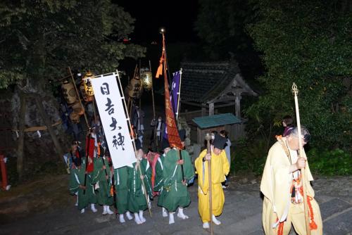 神輿を山王宮日吉神社まで宮入りをする直前の様子