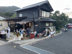 地元の人とのBBQの様子その1