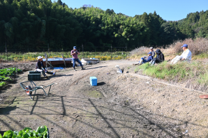 息抜きでせんごく営農組合の方と美佳さんの距離は縮まっていく