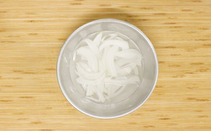 玉ねぎを水にさらす
