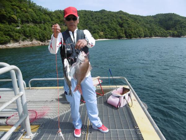 2024年5月26日に宮津市海洋つり場で南丹市高木さんと釣った真鯛46センチと黒鯛の写真