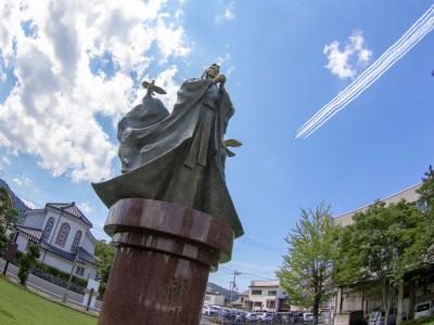 細川ガラシャ夫人像とブルーインパルス