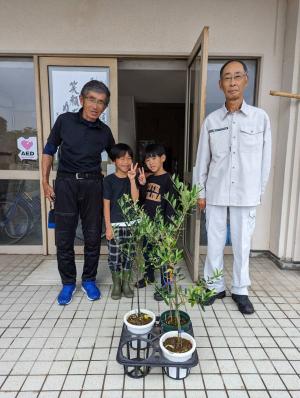 令和5年度日置小学校1年生へのオリーブ苗木寄贈写真