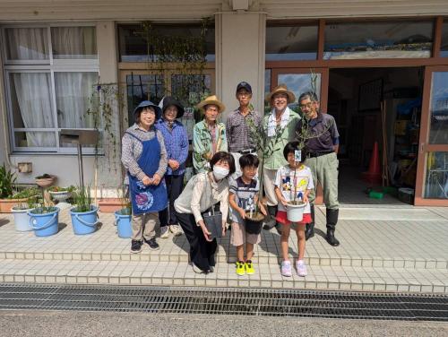 令和6年度日置小学校1年生へのオリーブ苗木寄贈写真