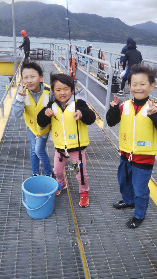 2024年10月20日秋のこども海つり体験会仲良し3人で釣りの写真