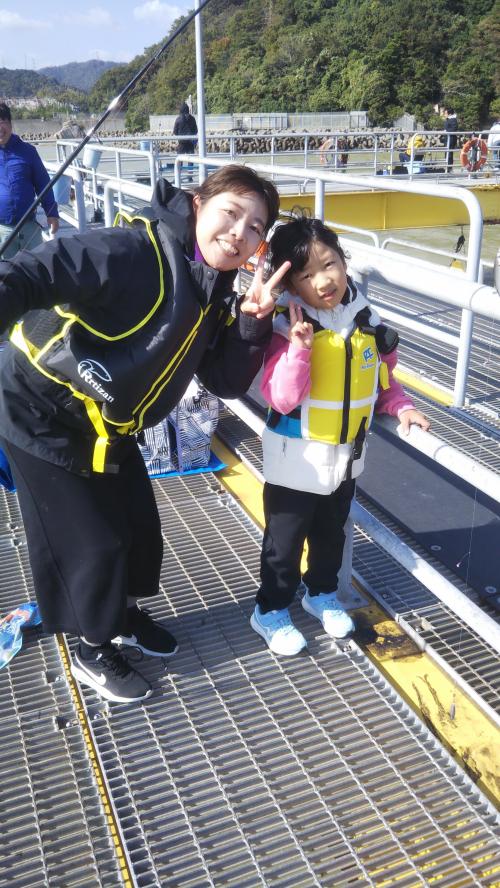 2024年11月3日宮津市海洋つり場イベント参加者の様子。親子でピース。