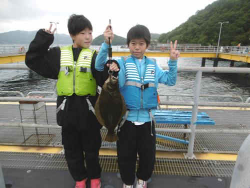 R7.6.01釣果　城陽市の芦田君と桜井君　ヒラメ50センチ釣ったど
