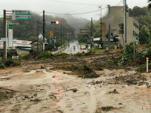 平成３０年の７月豪雨で土砂が流れ込む獅子﨑交差点