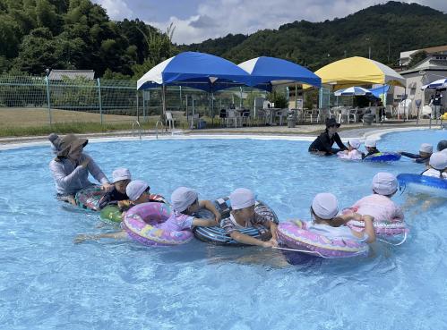市内の保育園児たちが西宮津公園プールをご利用された時の様子