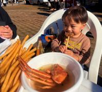 男の子が揚げもみじをほおばる様子