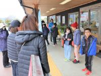 小学生数人が大人を前に説明している様子