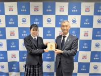 絵本を持つ市長と女子高校生